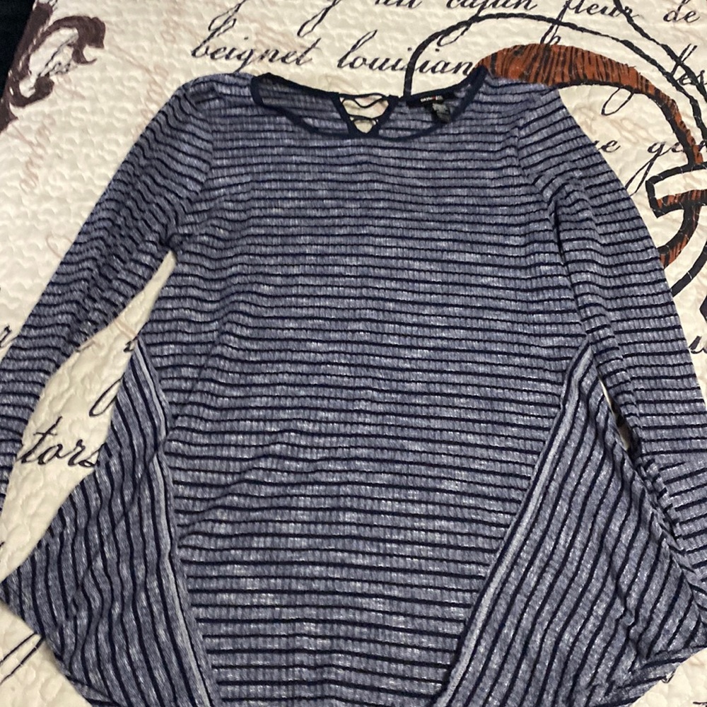 Woman’s long sleeve multicolored shirt